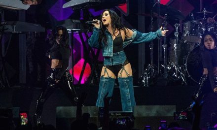 El vaquero-liguero de Demi Lovato y otras modas locas que vimos en 2017