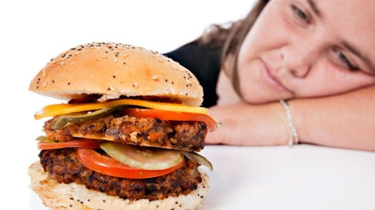 Estudios revelan que los alimentos grasosos causan la obesidad y la depresión.