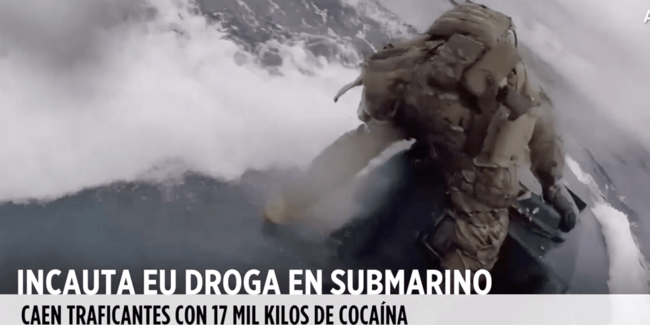 Acción peligrosa. Dos soldados estadounidenses saltaron sobre un submarino lleno de drogas.