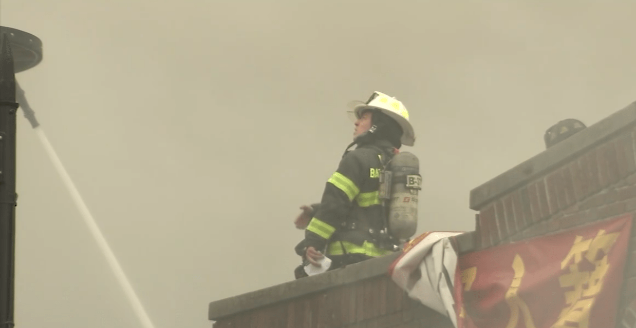 Incendio en Flushing Queens derrumba edificio y afecta a más de 30 comerciantes